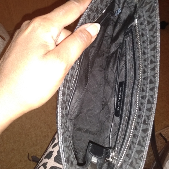 Michael Kors Crossbody 🤎🖤 - Picture 9 of 9